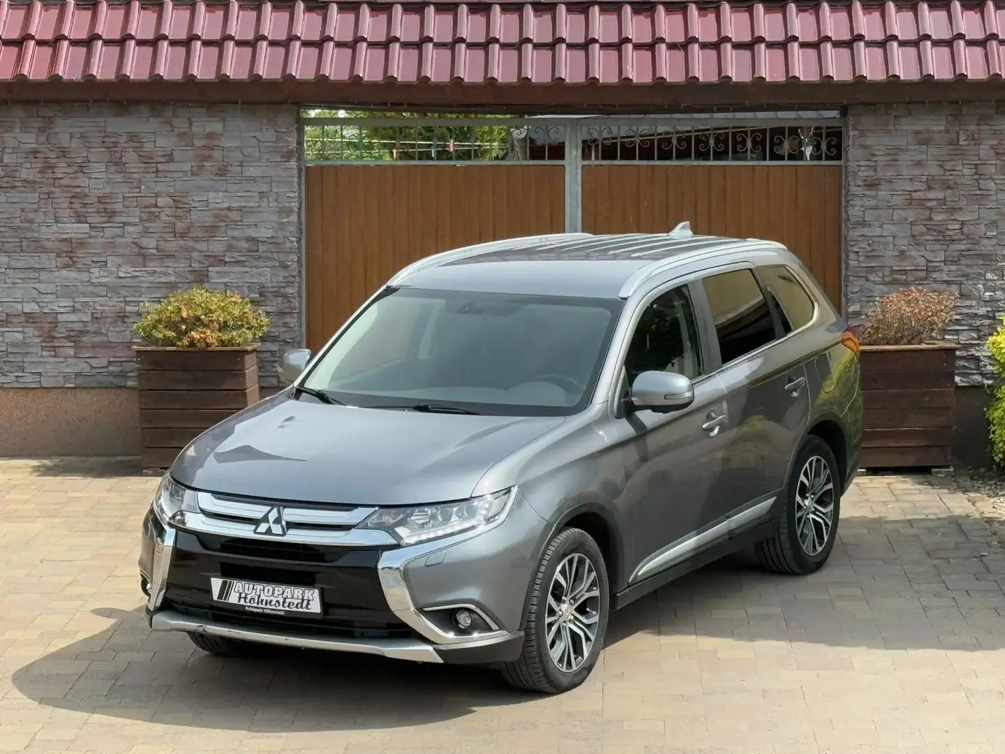 Mitsubishi Outlander Plus 4WD Grau - 1