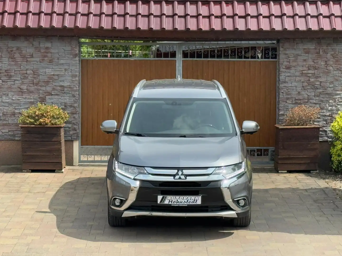 Mitsubishi Outlander Plus 4WD Grau - 2