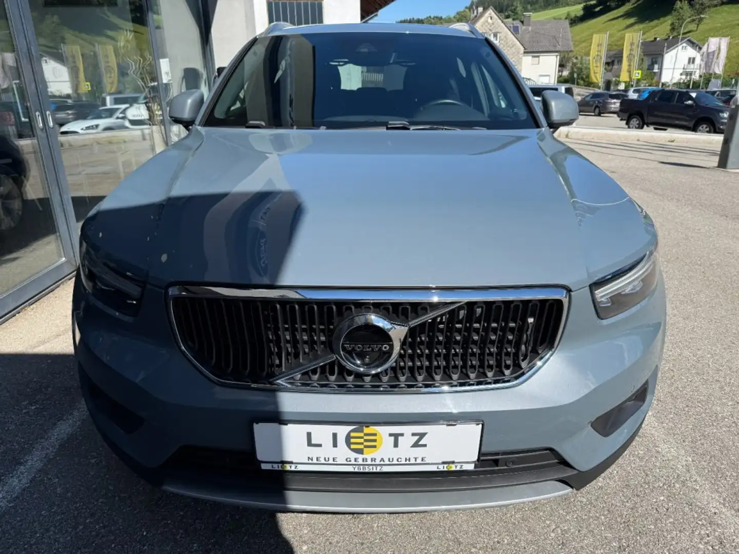 Volvo XC40 D4 Momentum Pro AWD Geartronic Grau - 2