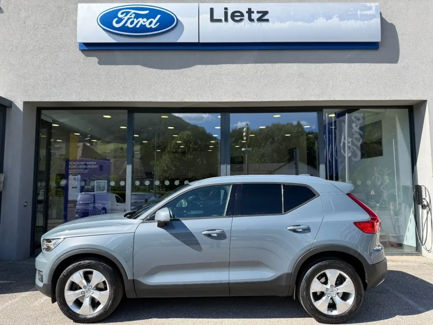 Volvo XC40 D4 Momentum Pro AWD Geartronic Grau - 1