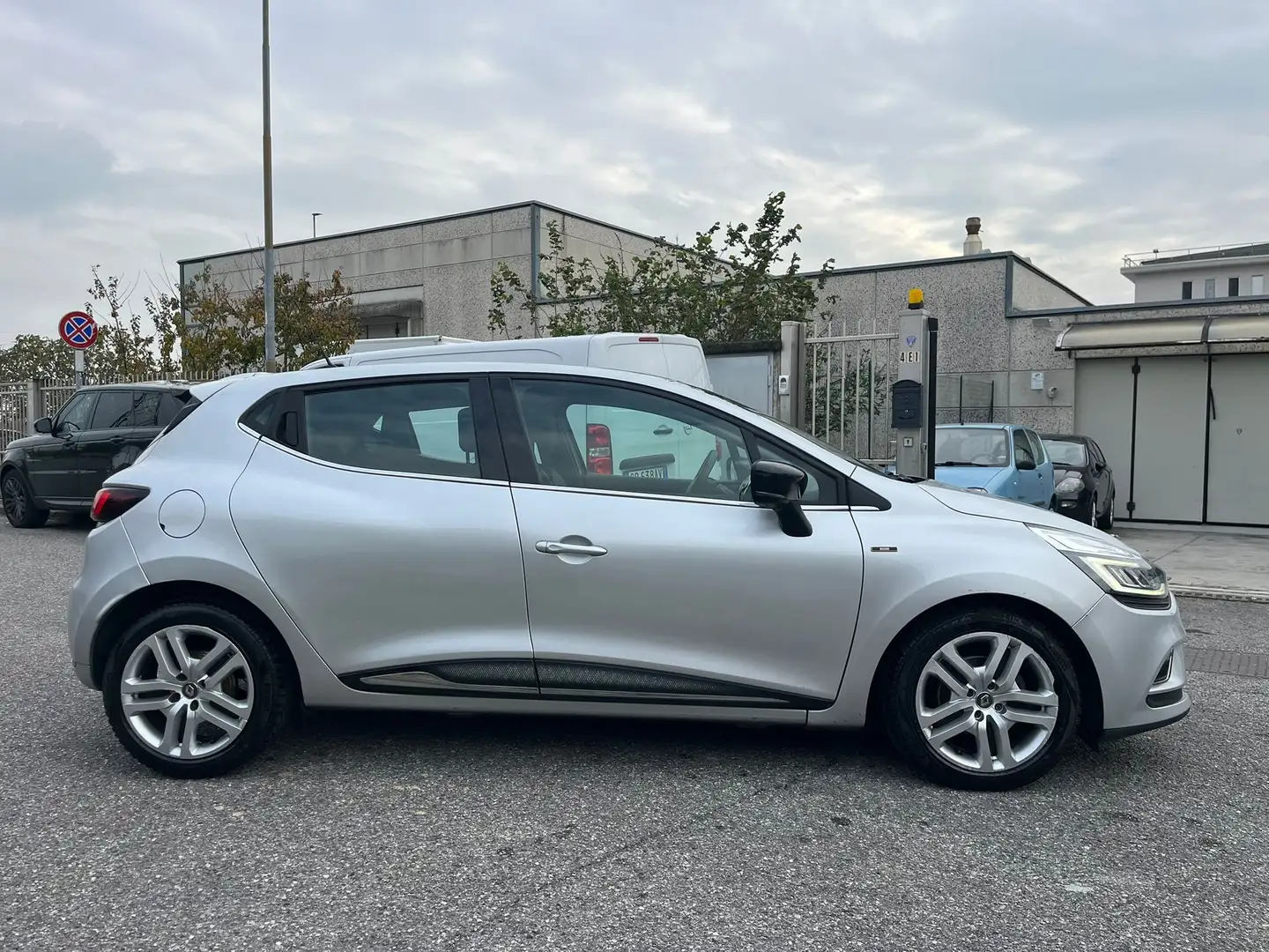 Renault Clio Clio IV 2017 1.5 dci Moschino Intens 75cv Zilver - 2