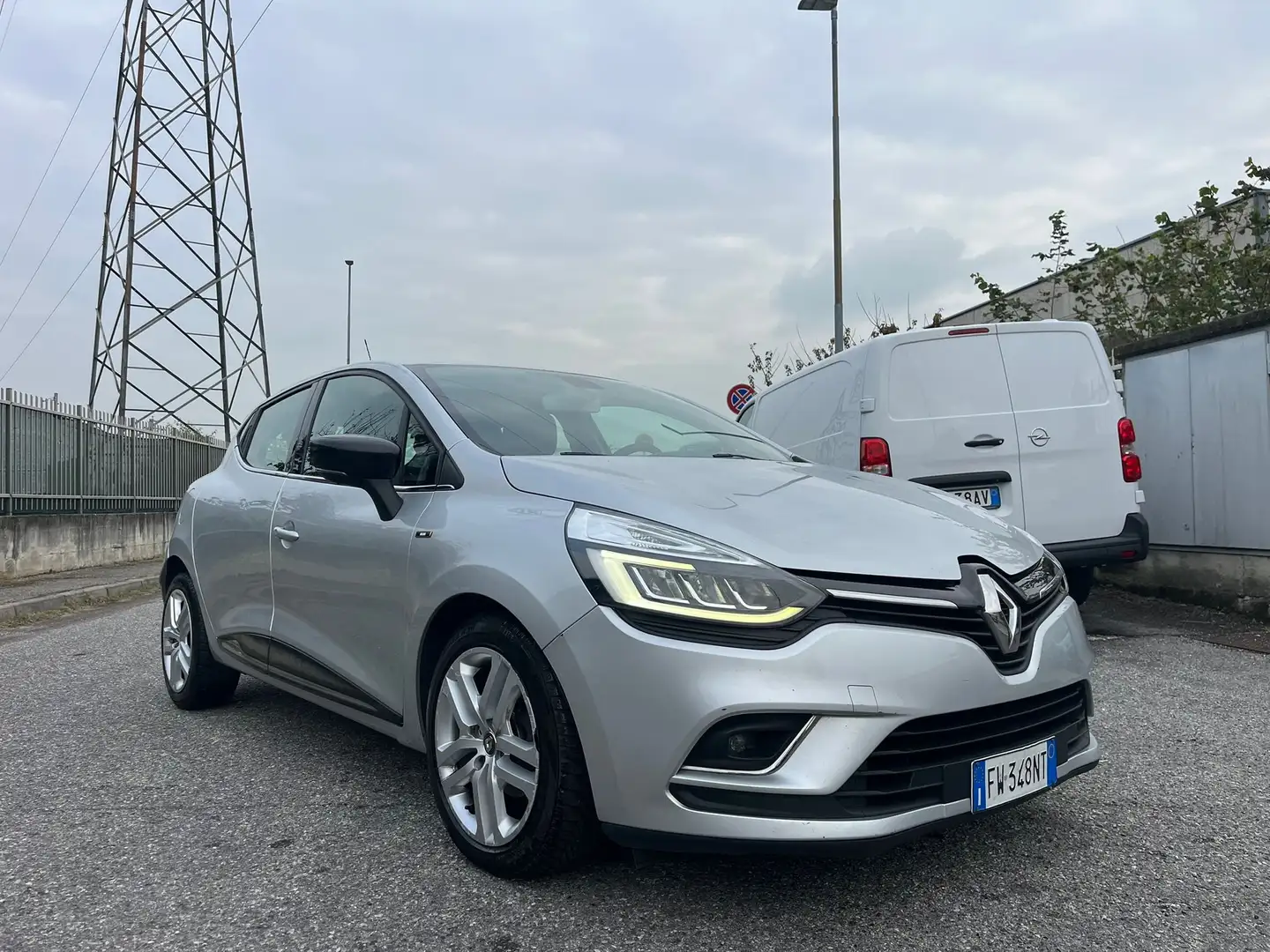 Renault Clio Clio IV 2017 1.5 dci Moschino Intens 75cv Zilver - 1