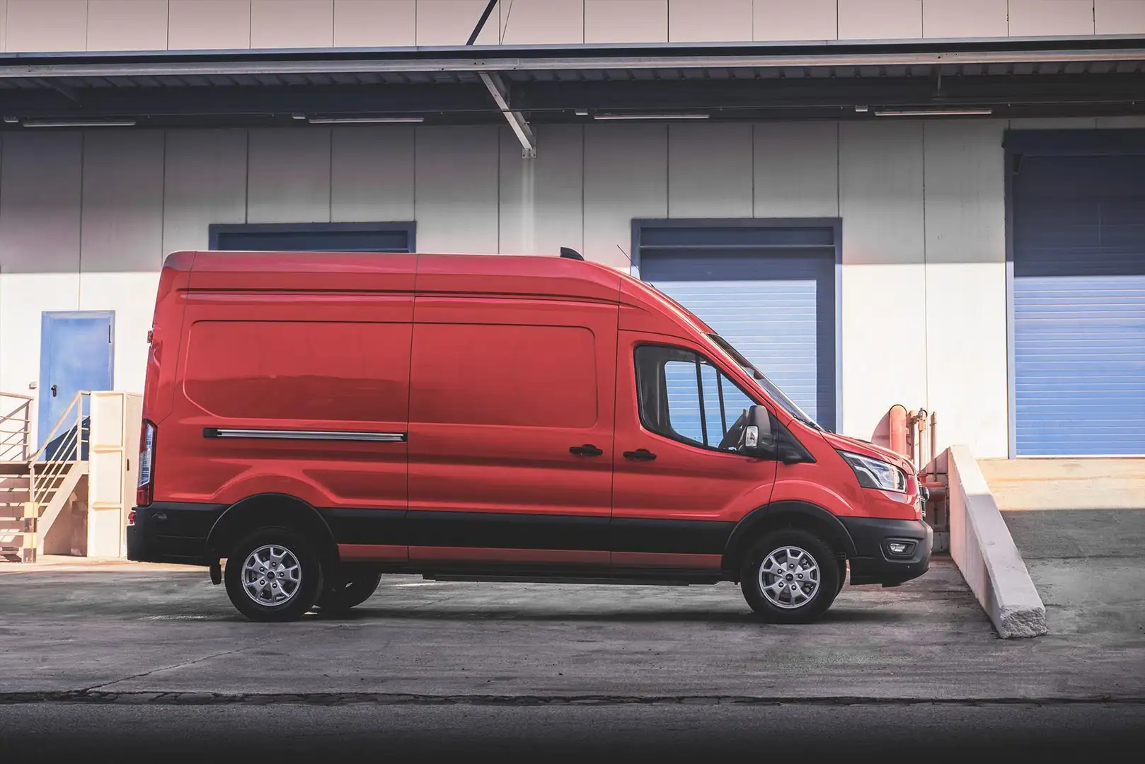 Ford Transit Elektrisch 350 L2H2 68kWh 184pk RWD Trend | Te bes Rood - 2