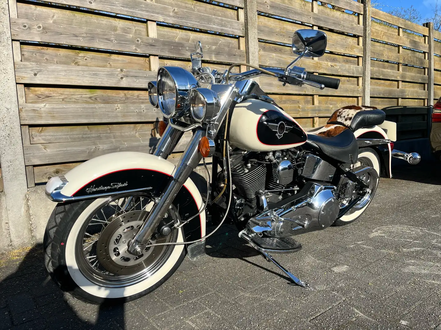 Harley-Davidson Heritage Softail uitgevoerd als limited Heritage Nostalgia Cowride Alb - 1