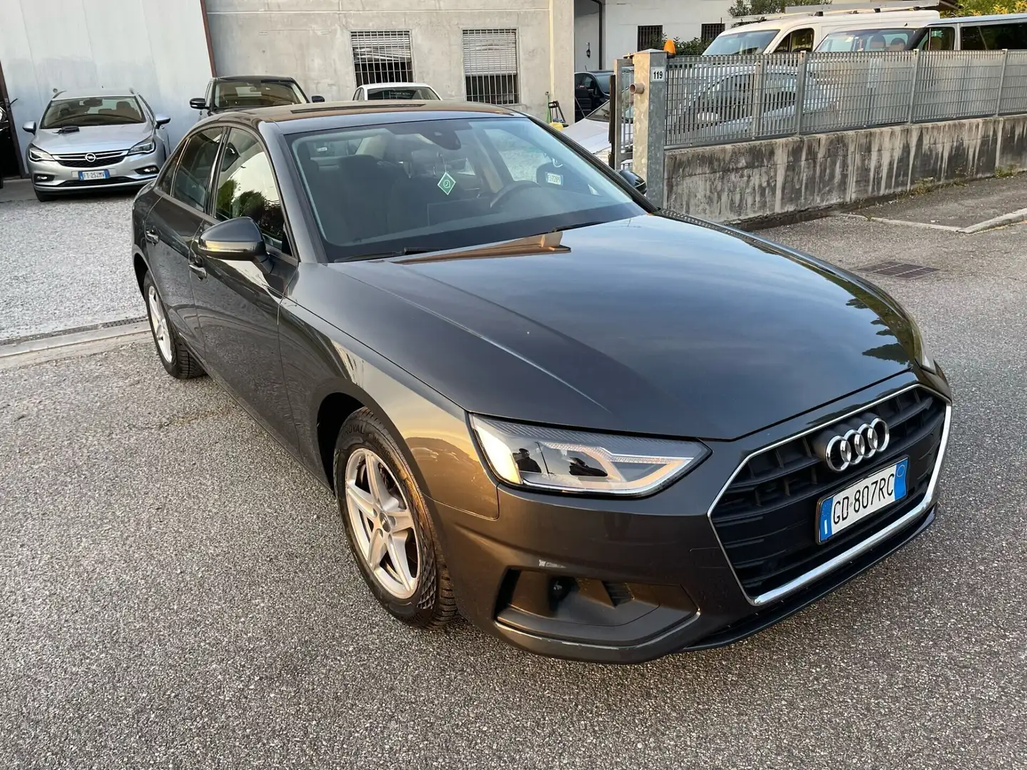Audi A4 2.0 TDI 30 TDI/136 CV S tronic Business Advanced H Grau - 1