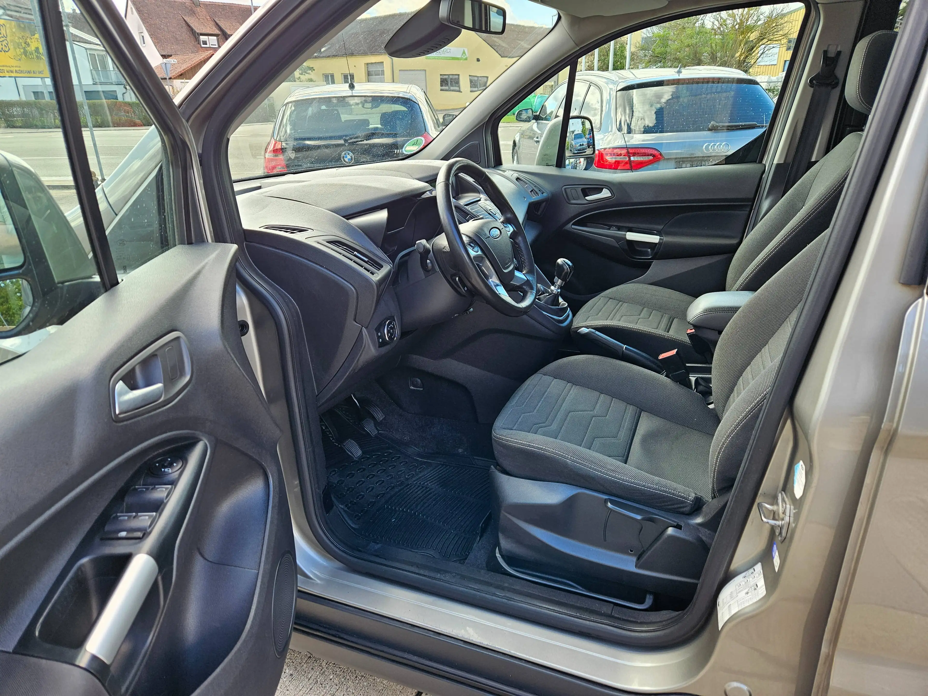 Ford Tourneo Connect Titanium — photo 11