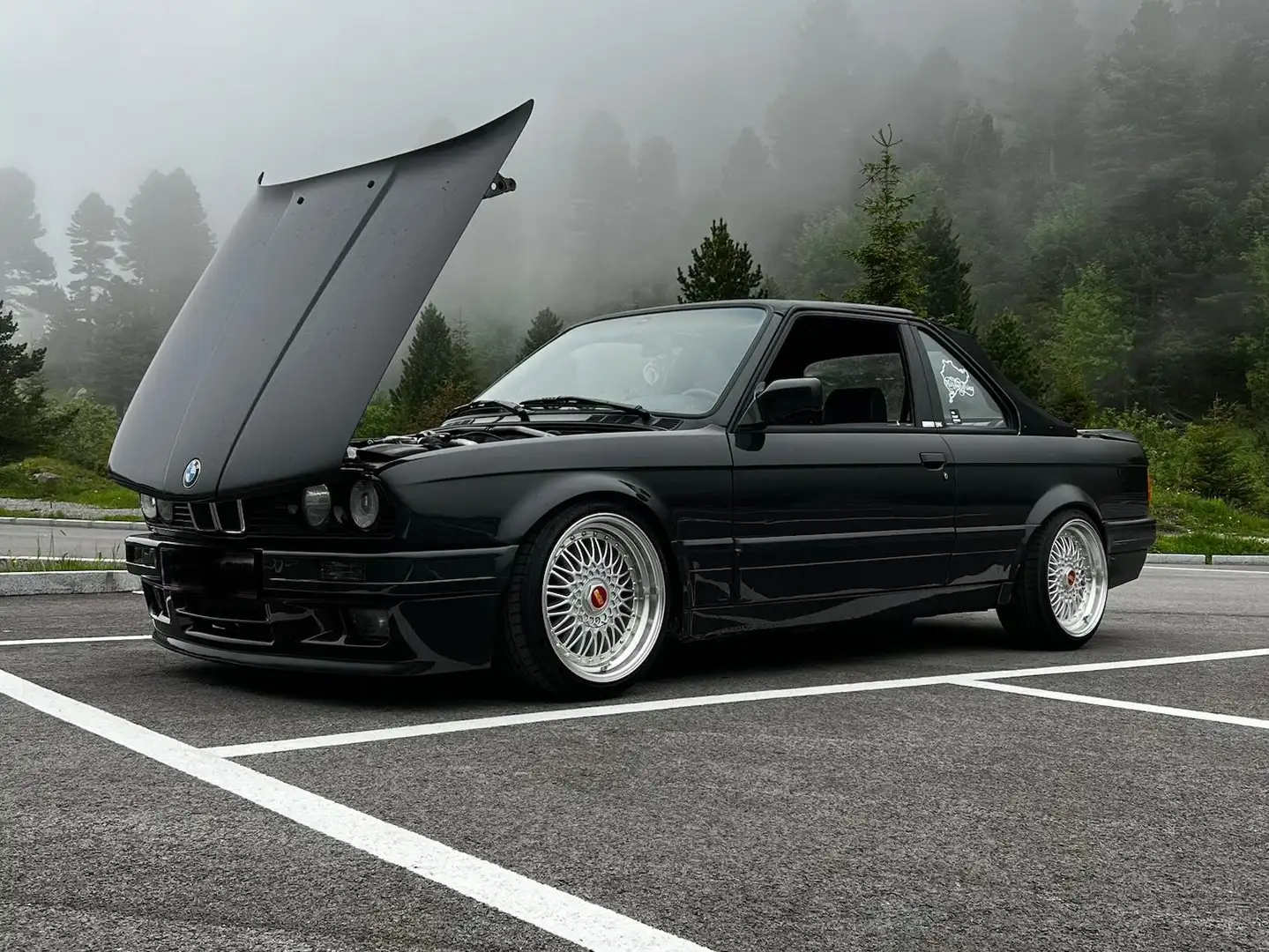 BMW 318 318is Schwarz - 1