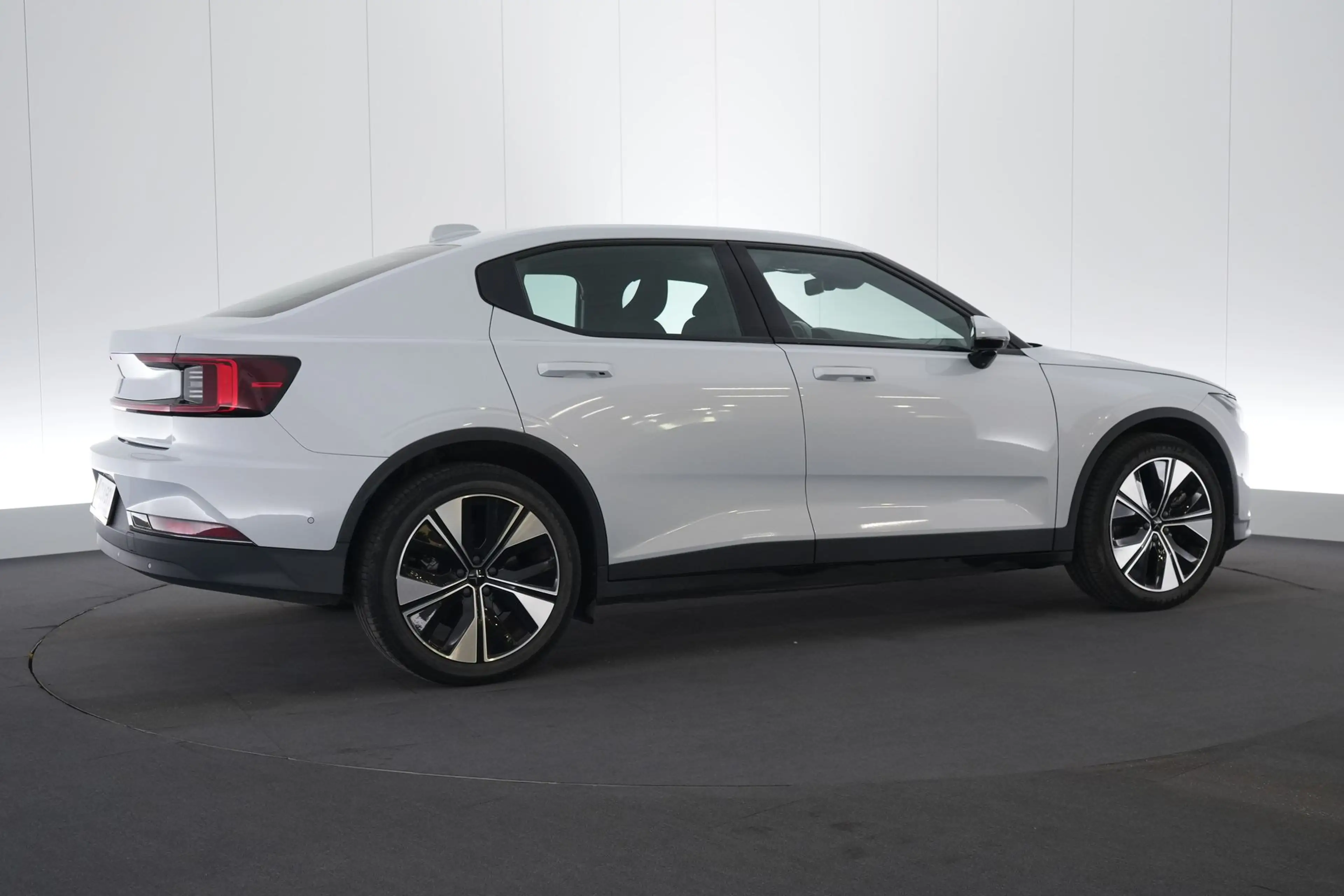 Polestar 2 69 kWh Single Motor Standard Range LED GPS PDC CAM — photo 6
