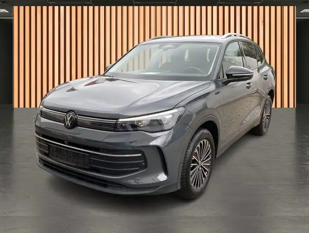 Volkswagen Tiguan view 2