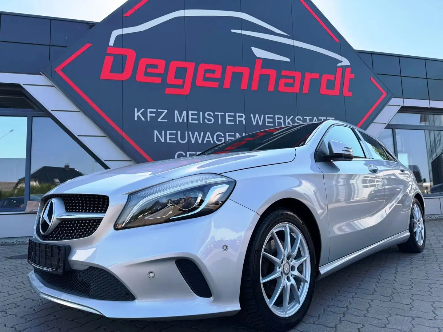 Mercedes-Benz A 200 BlueEfficiency LED LEDER NAV Silver - 1