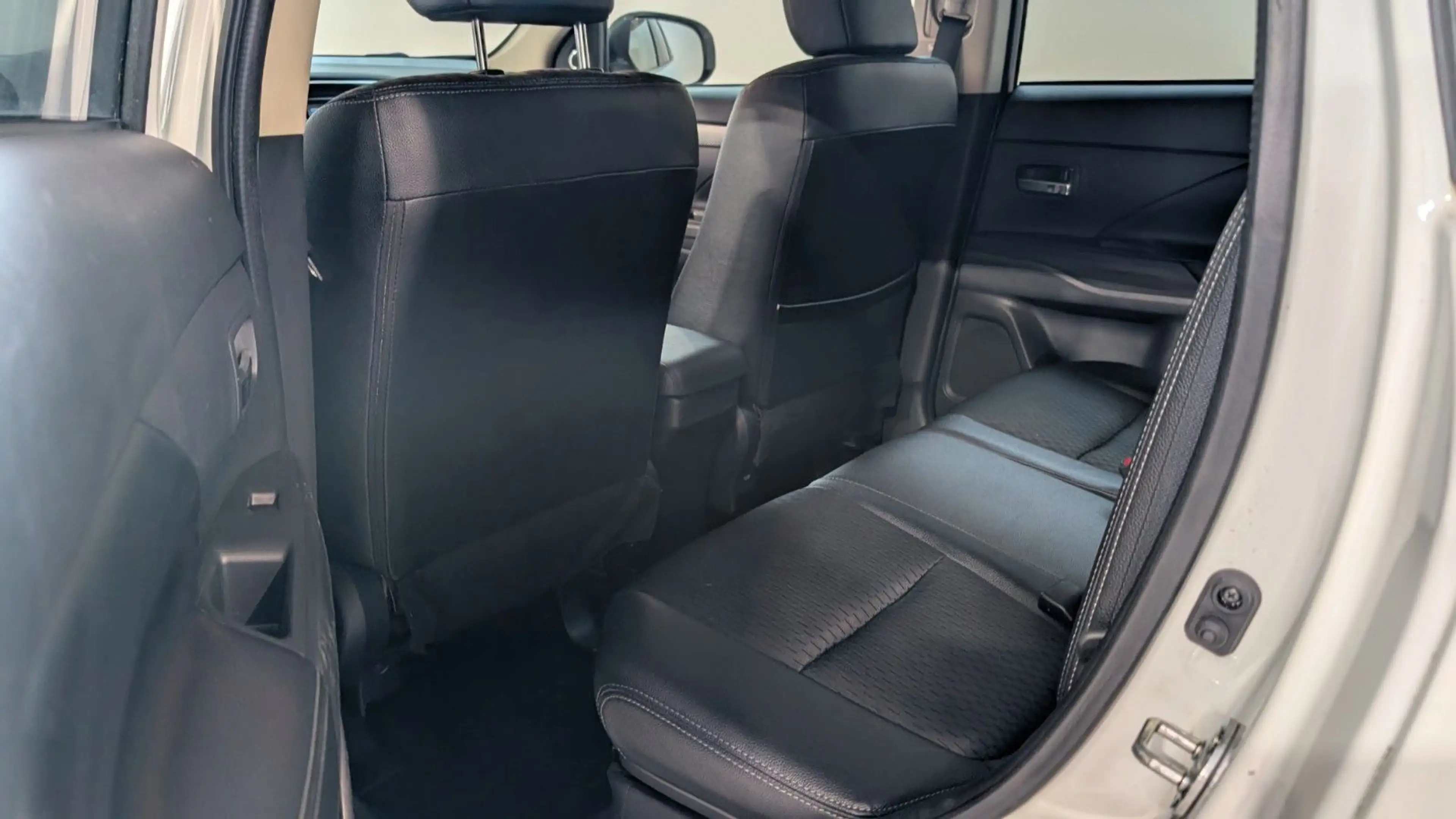 Mitsubishi Outlander 2.2 DI-d  ClearTec Intense 4WD AHK*19" — photo 13