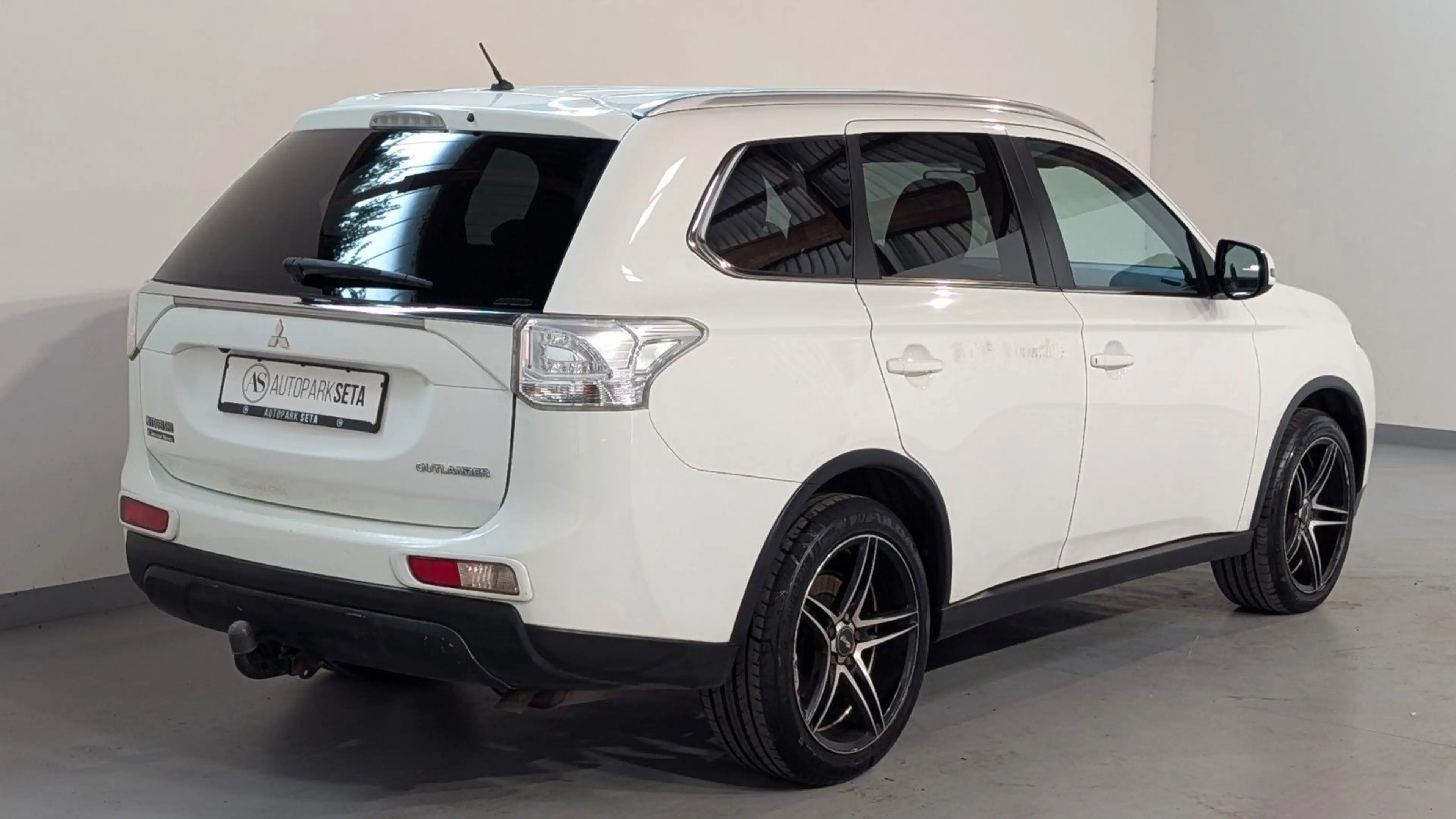 Mitsubishi Outlander 2.2 DI-d  ClearTec Intense 4WD AHK*19" — photo 4
