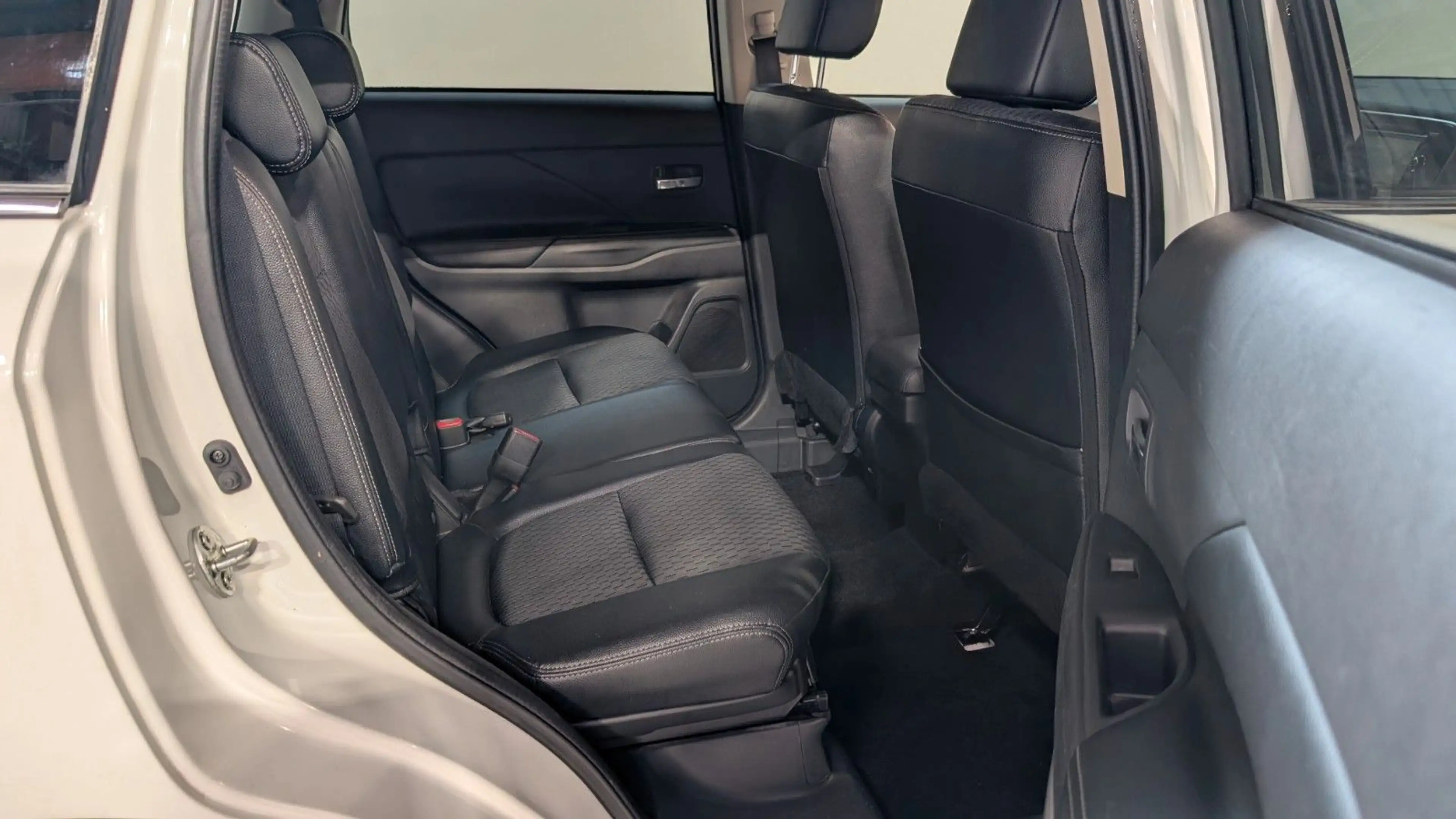 Mitsubishi Outlander 2.2 DI-d  ClearTec Intense 4WD AHK*19" — photo 15