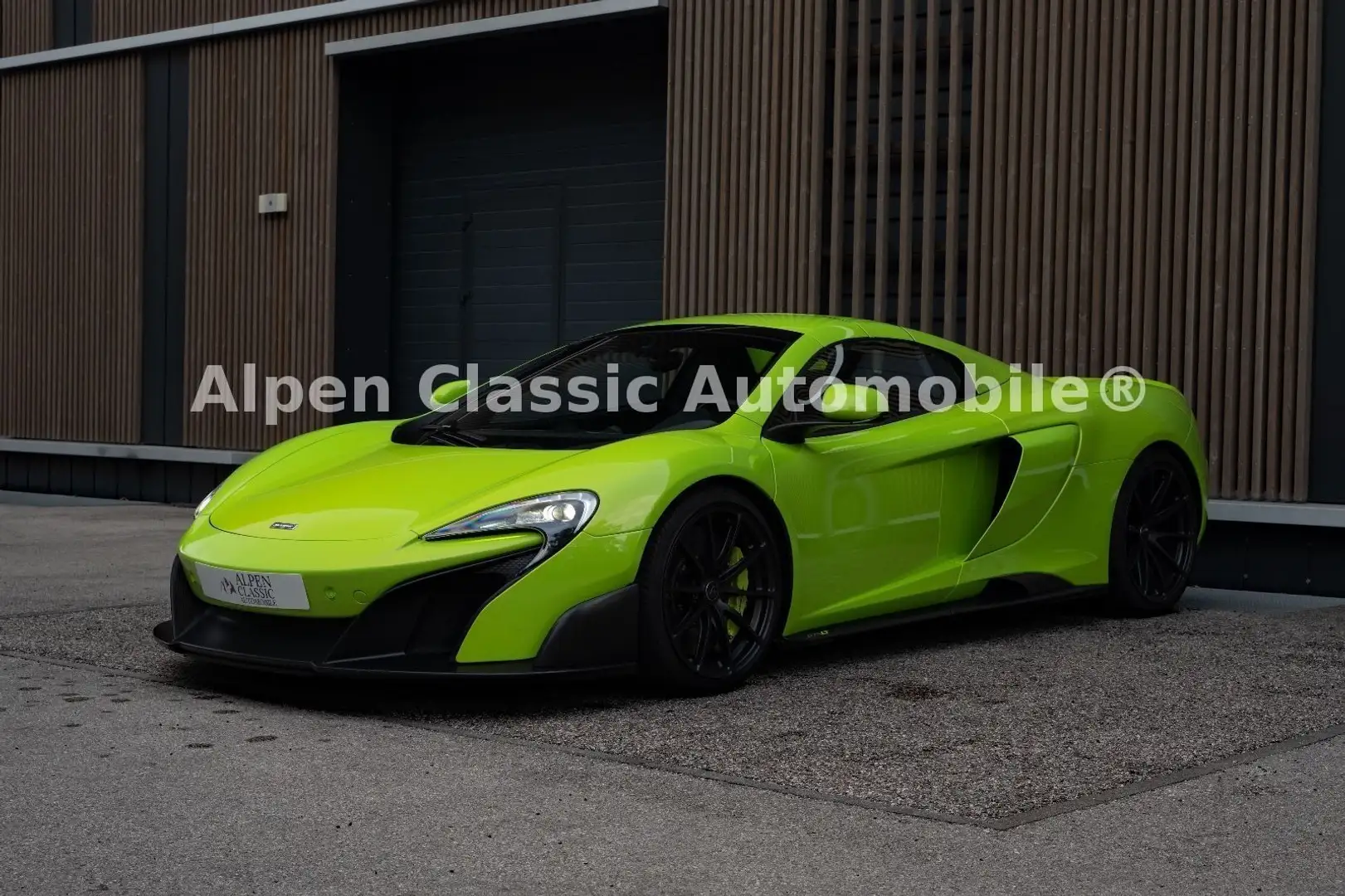 McLaren 675LT Carbon Lift McLaren Service Green - 1