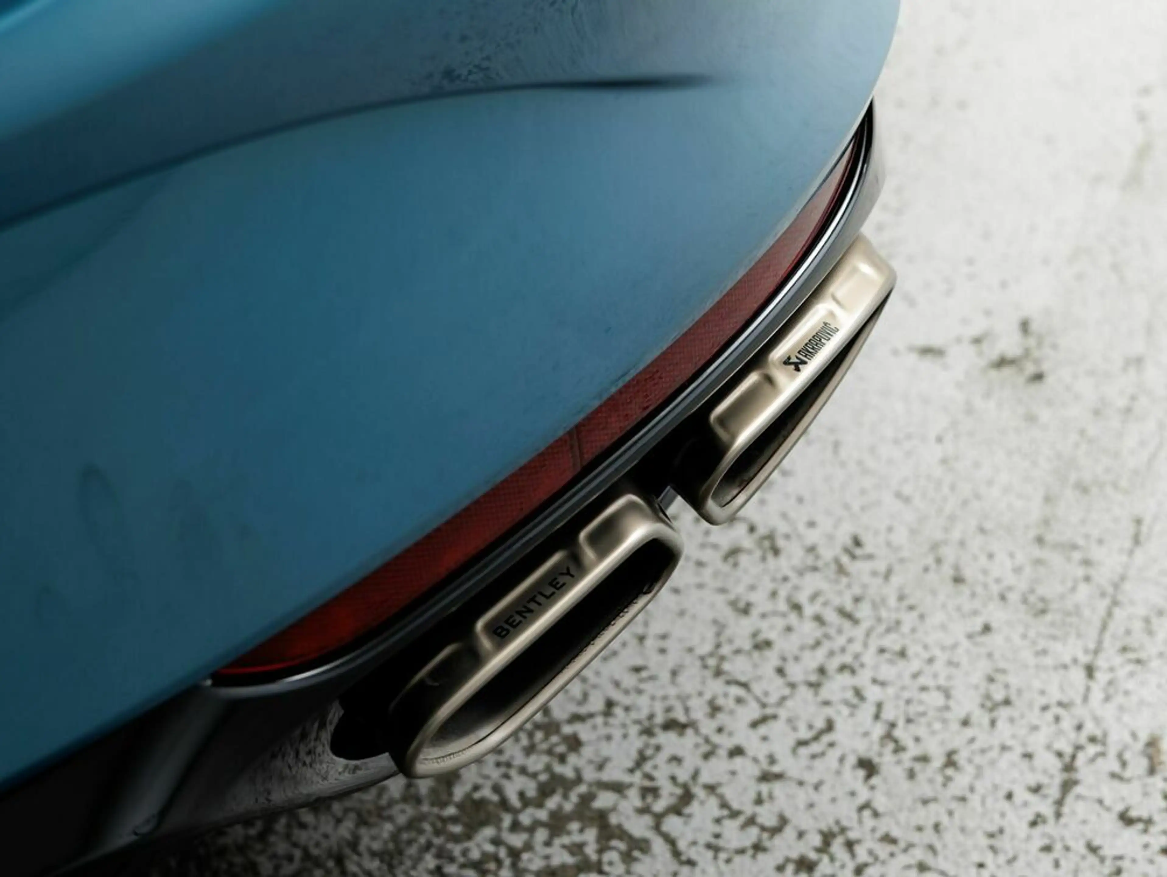 Bentley Continental GT Azure V8 Hybrid — photo 12