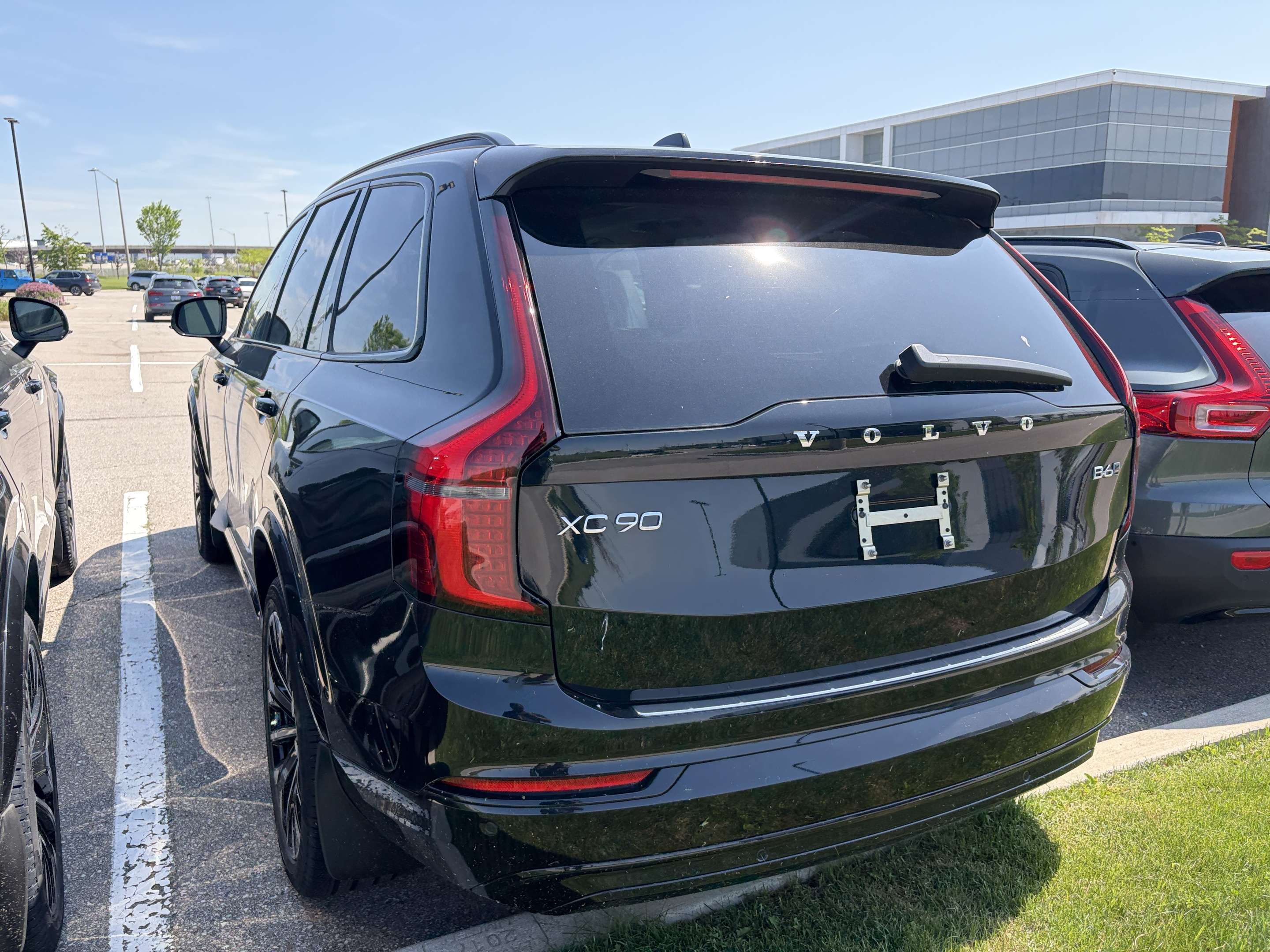 2026 Volvo XC90 B6 AWD Ultra Dark Theme 7-Seater alt 2