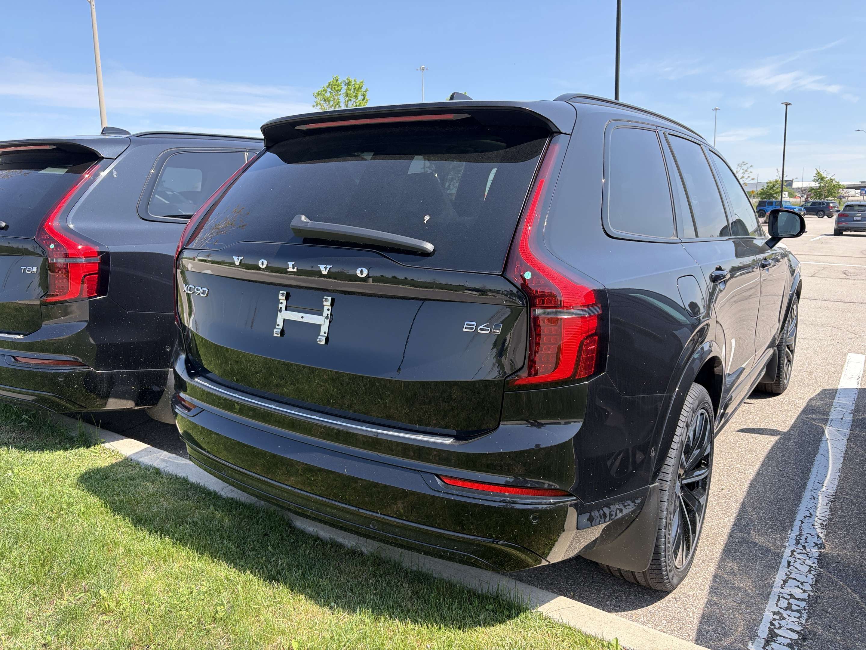 2026 Volvo XC90 B6 AWD Ultra Dark Theme 7-Seater alt 4