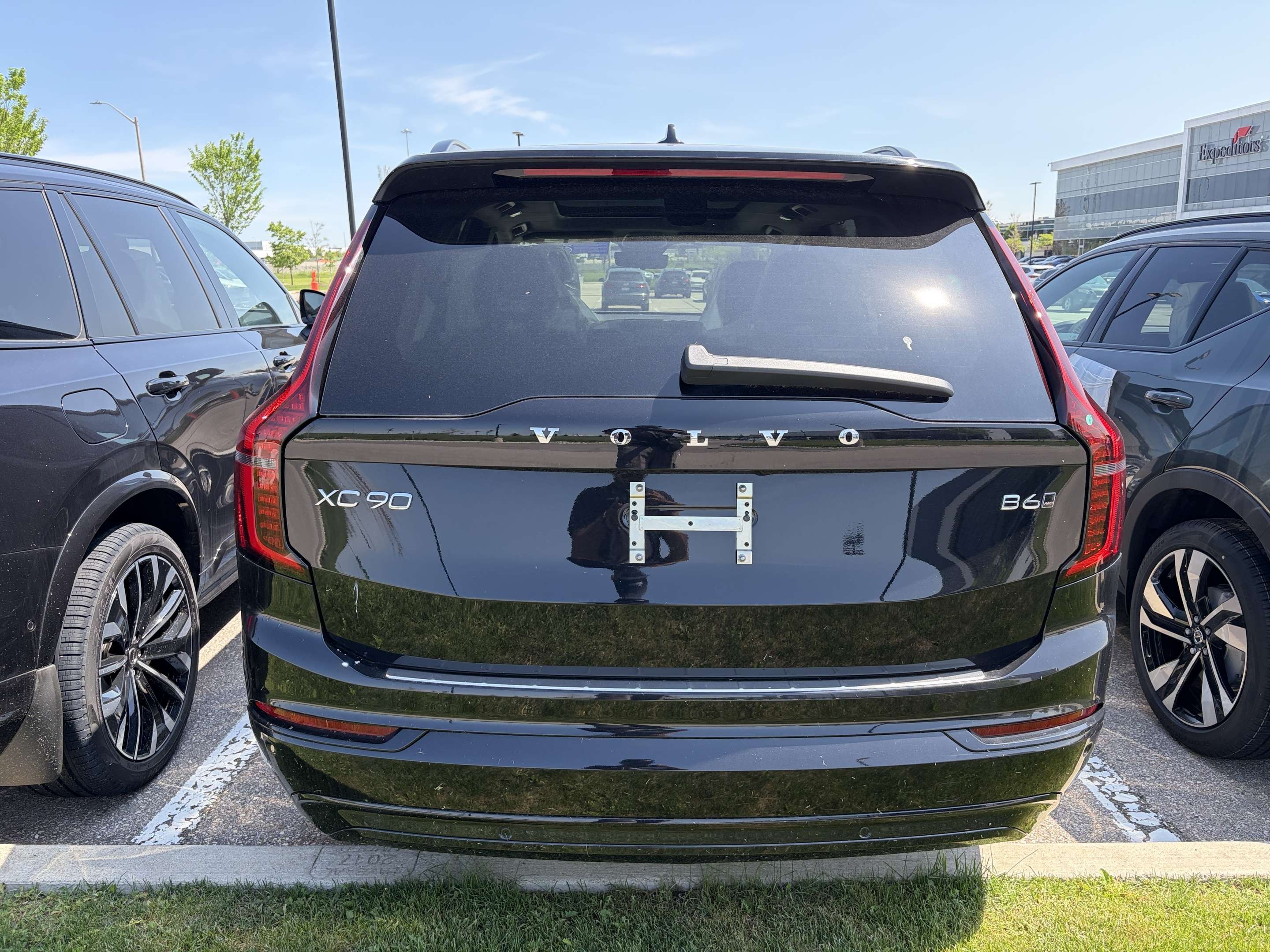2026 Volvo XC90 B6 AWD Ultra Dark Theme 7-Seater alt 3