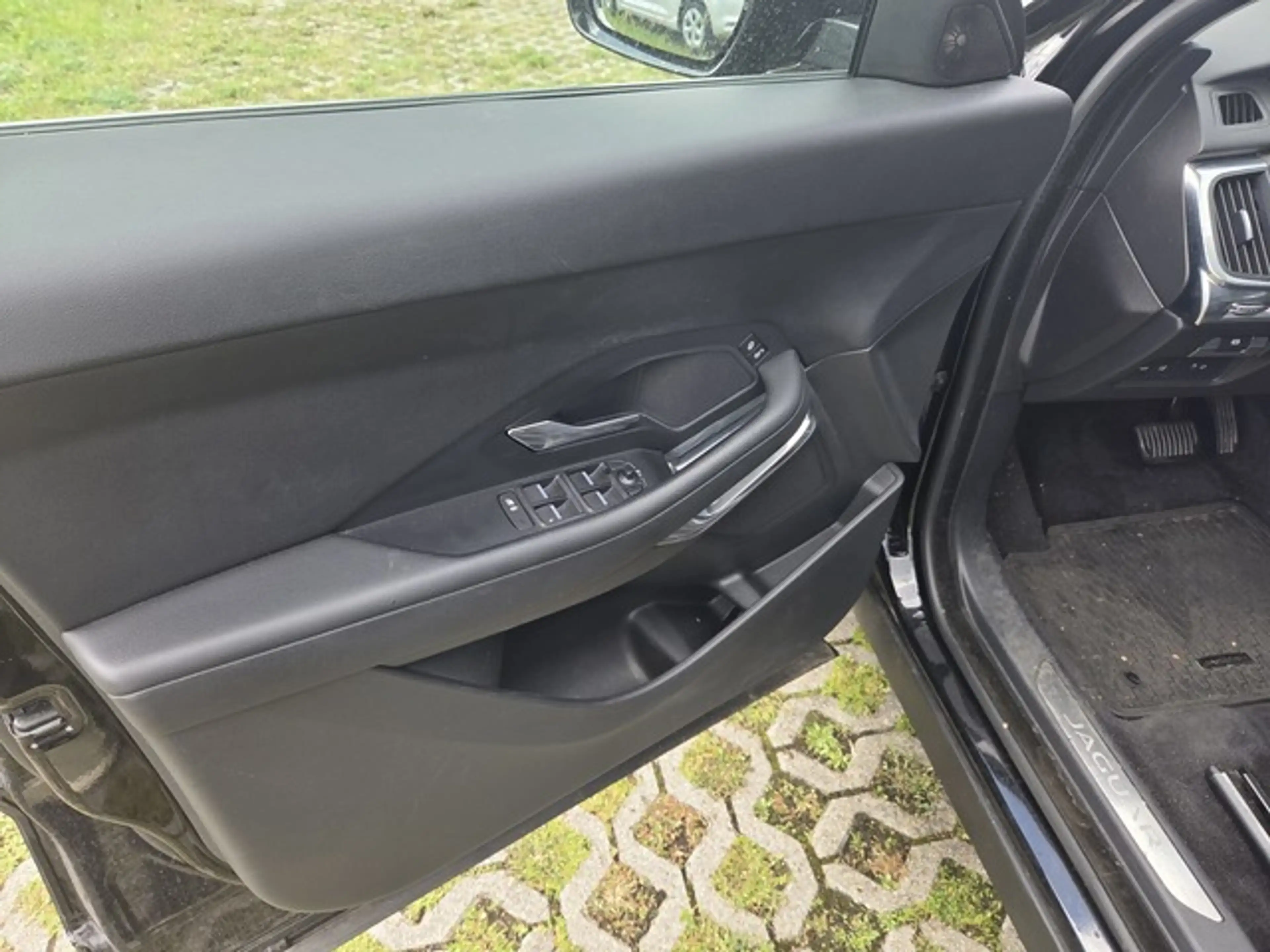 Jaguar E-Pace AWD Navi ACC Sitzheizg. dt. Modell — photo 9