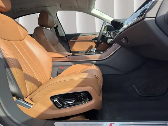 Audi S8 view 14
