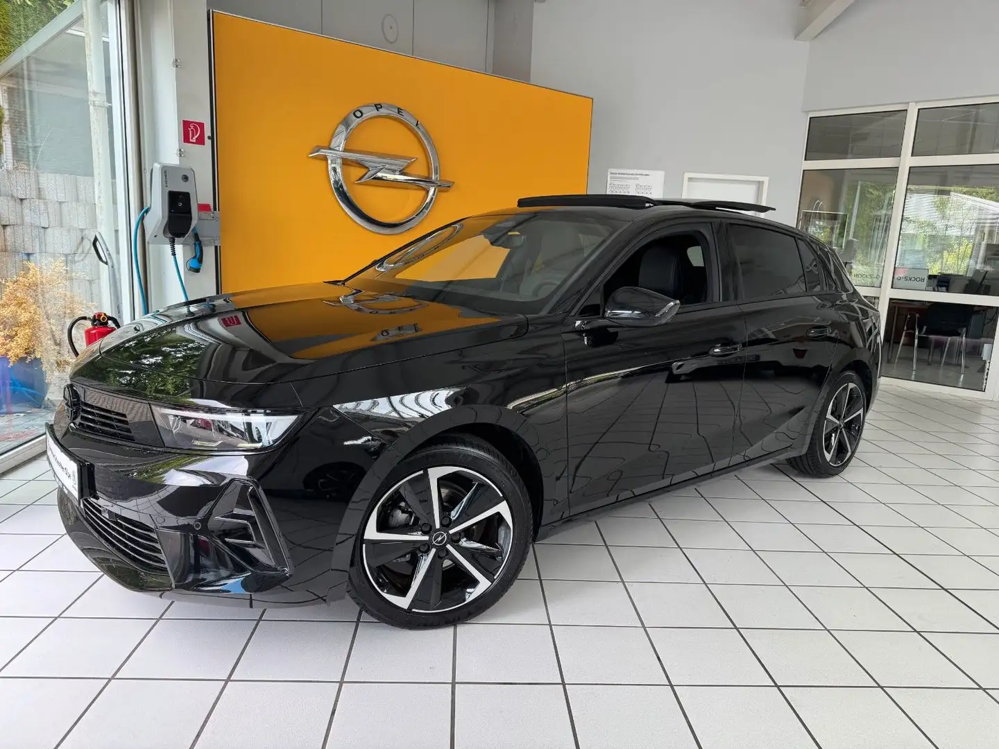 Opel Astra 1.2 Turbo GS Matrix-LED+Schiebedach+AHK Schwarz - 1