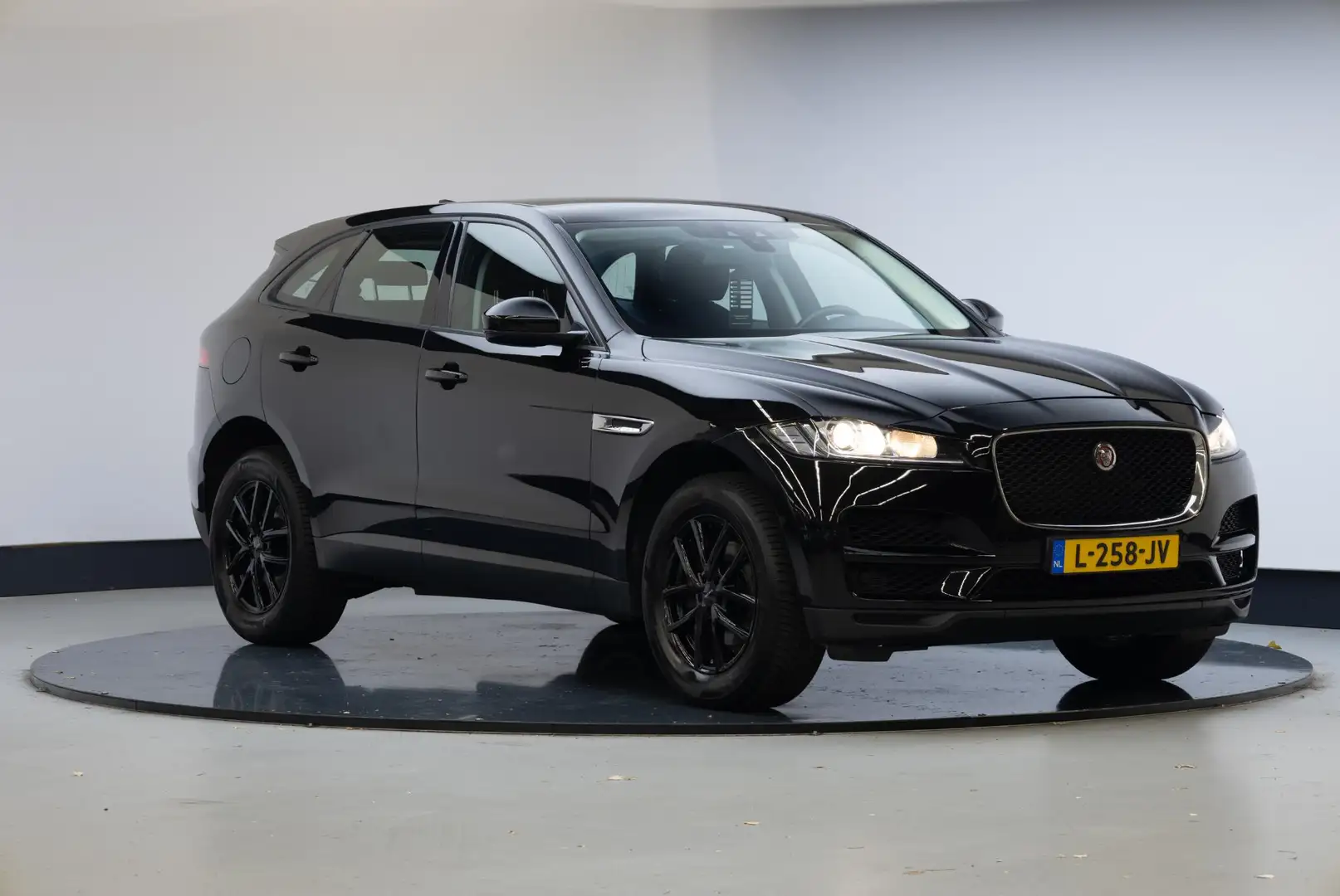 Jaguar F-Pace 2.0 Pure AWD 25t Zwart - 1