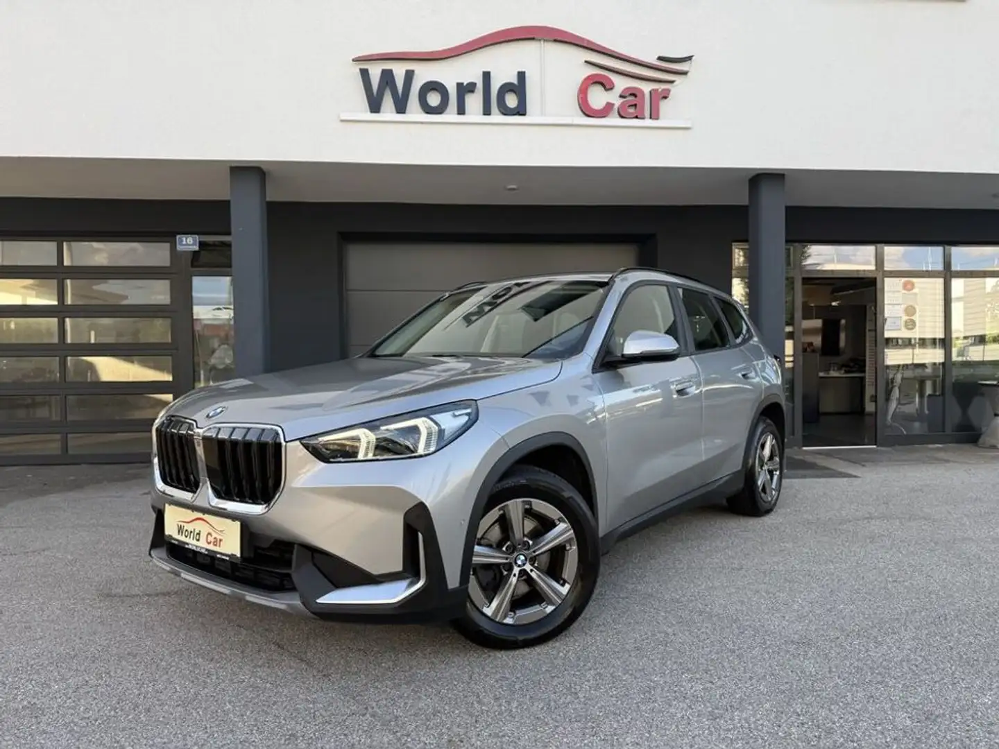 BMW X1 sDrive18d Aut. LED-NAVI-AHK Silber - 2