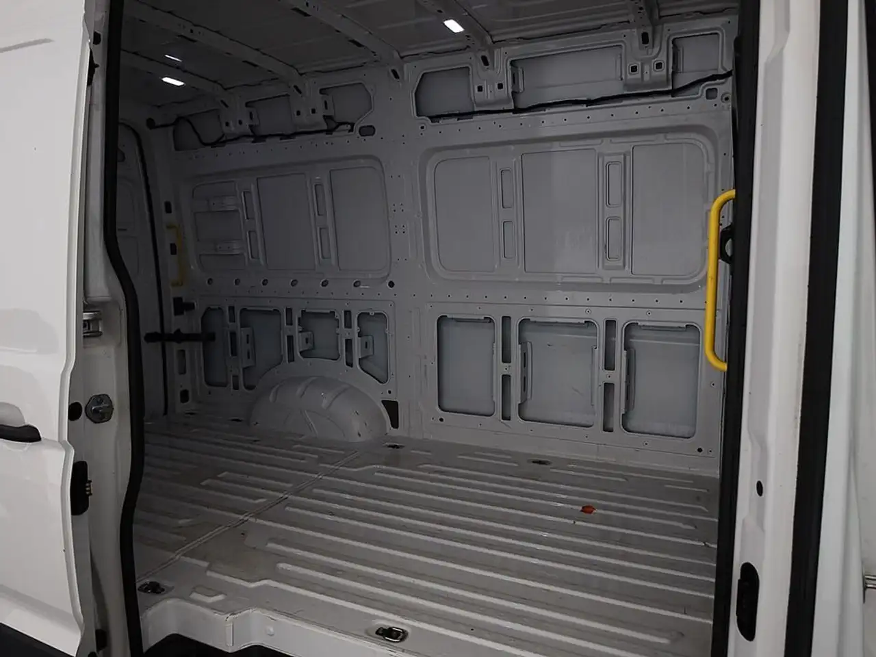 Volkswagen Crafter E 35 Kasten 36kWh Aut LED R-KAMERA NAVI 11