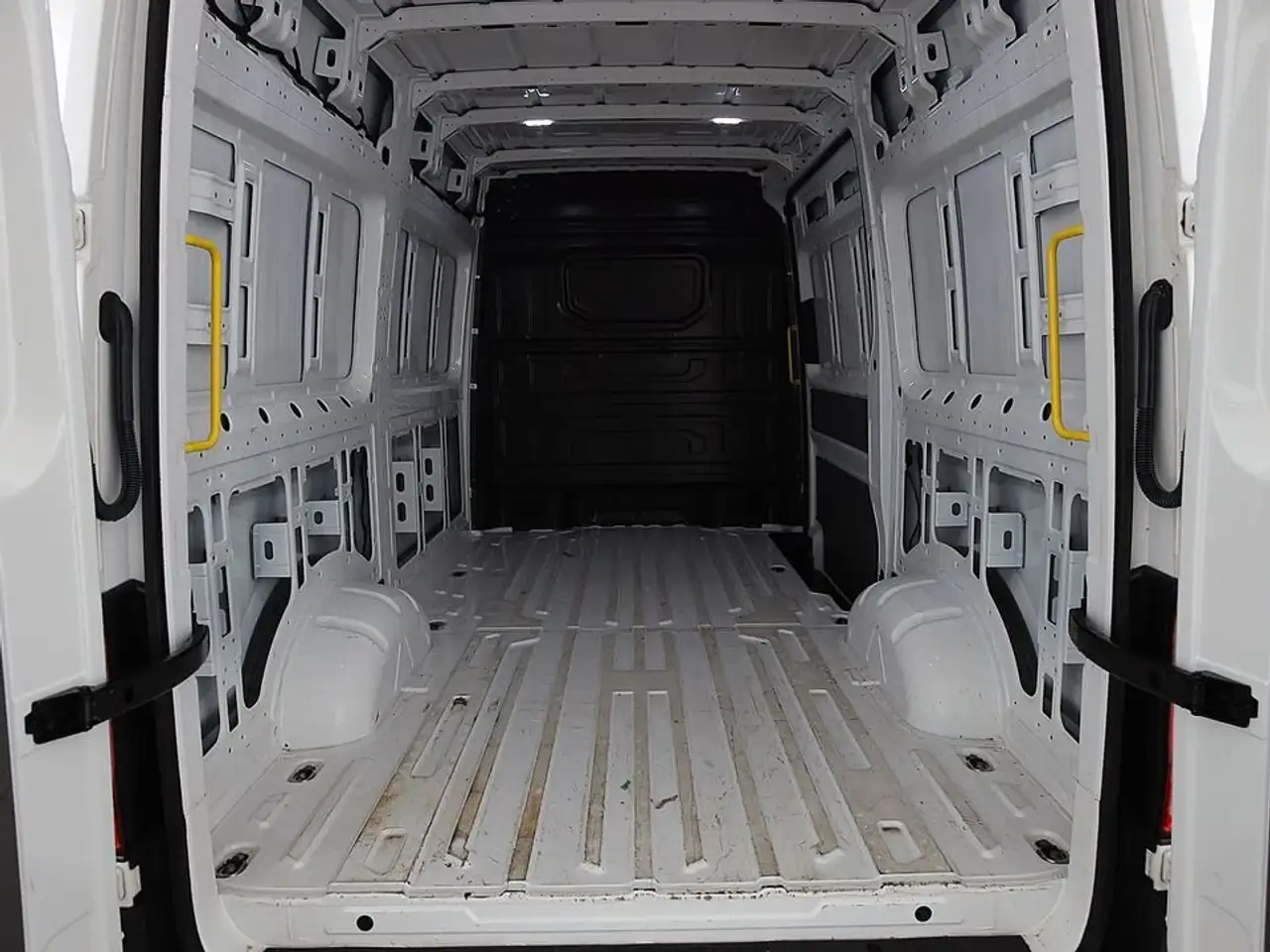 Volkswagen Crafter E 35 Kasten 36kWh Aut LED R-KAMERA NAVI 23