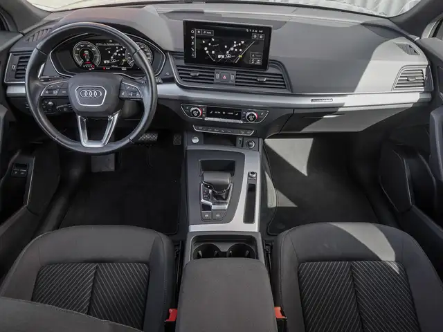 Audi Q5 view 11