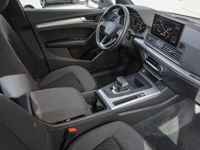 Audi Q5 view 9