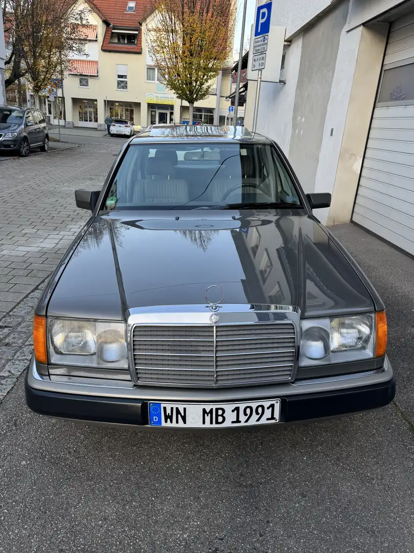 Mercedes-Benz 200 W 124 200 E Oldtimer - 2