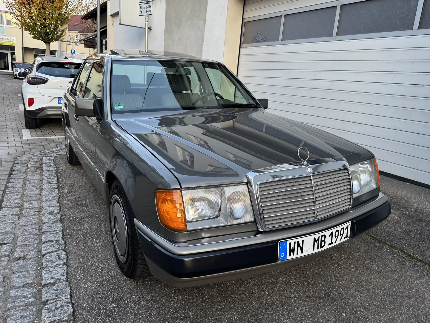 Mercedes-Benz 200 W 124 200 E Oldtimer - 1