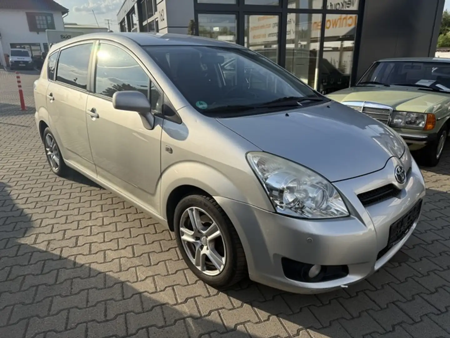 Toyota Corolla Verso 7 Sitze 2.2 D-4D Team Grau - 2