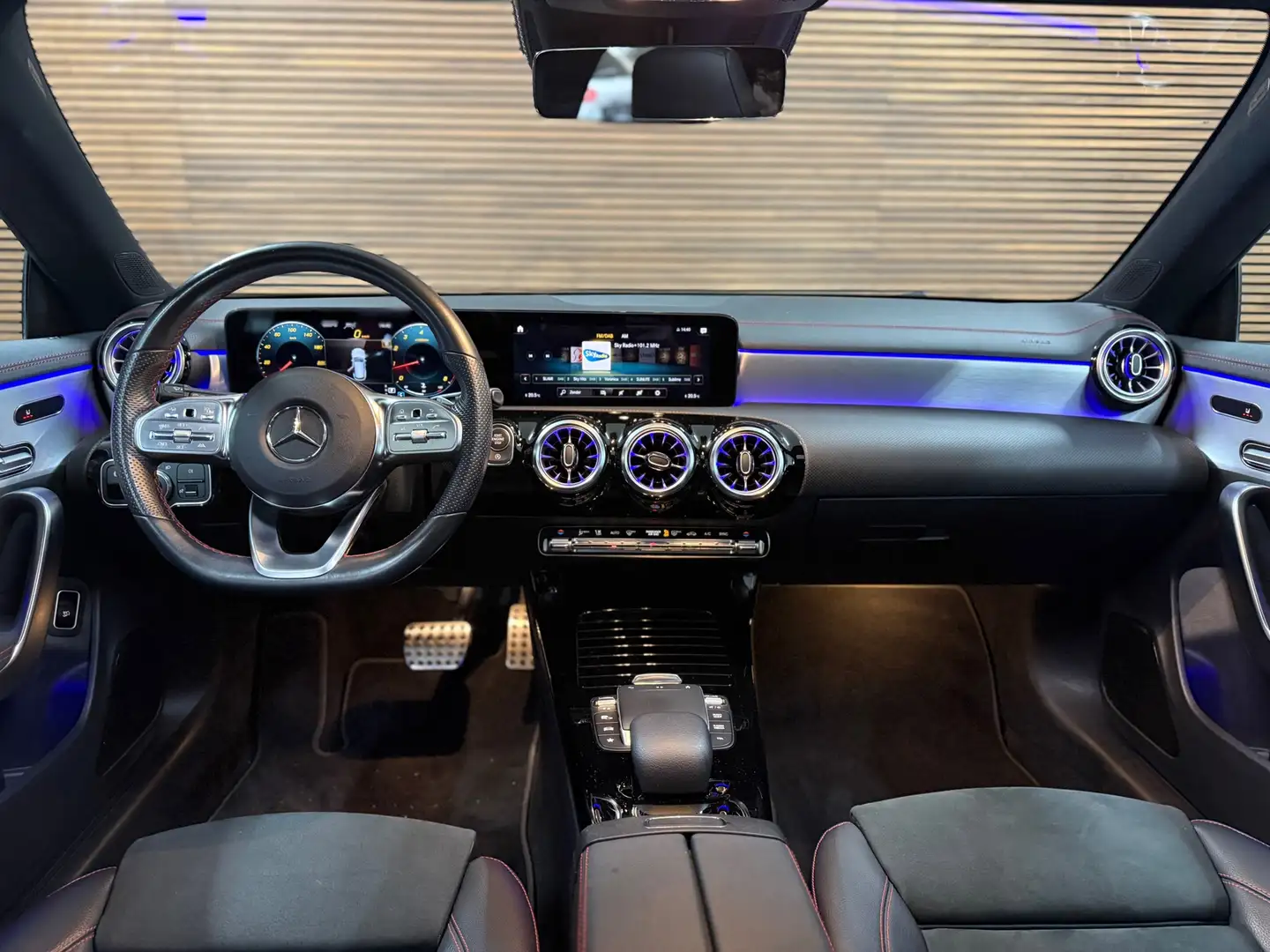 Mercedes-Benz CLA 200 Shooting Brake Business Solution + AMG | Pano | Me Blanc - 2