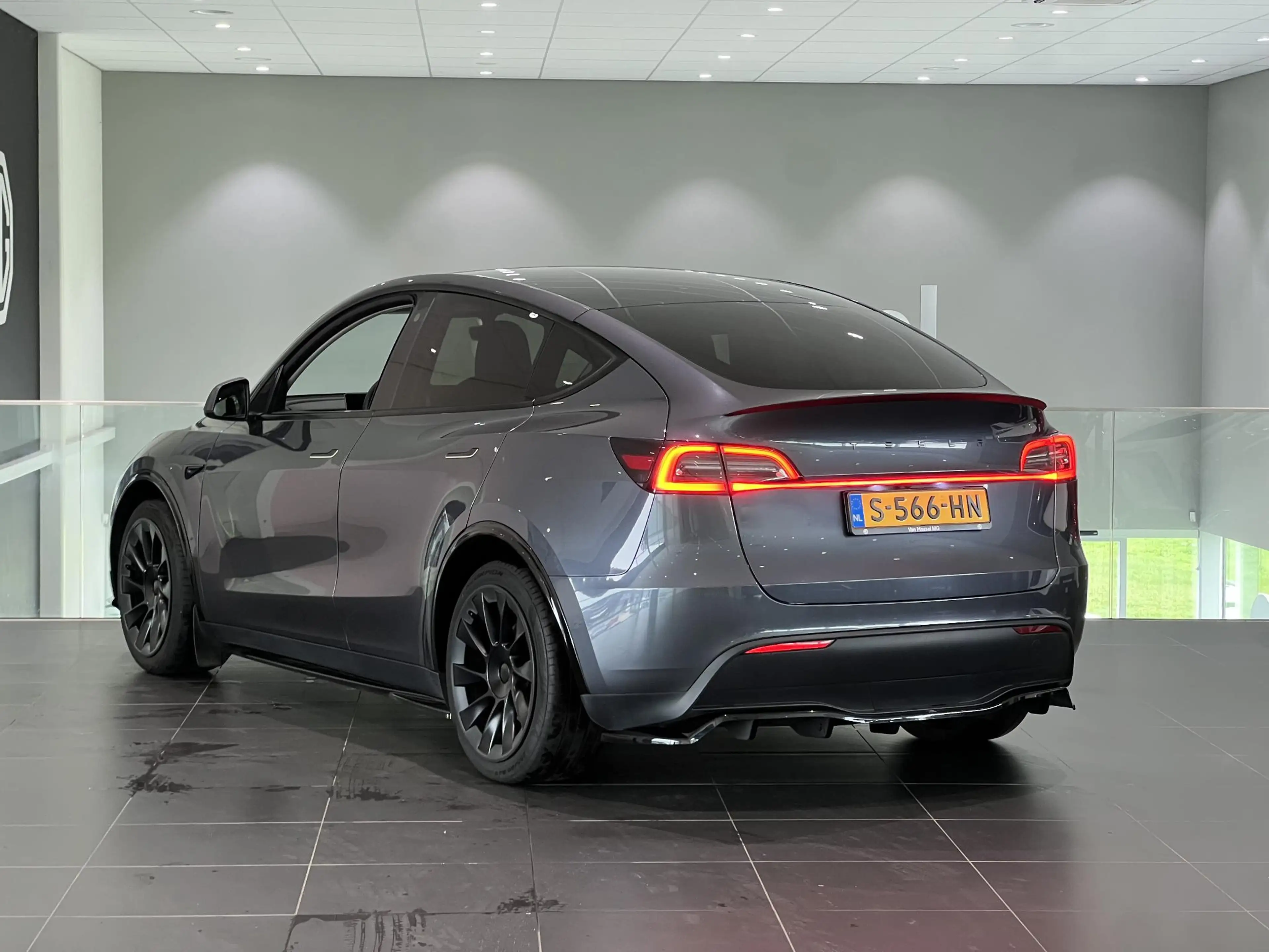 Tesla Model Y Long Range AWD 75 kWh — photo 3