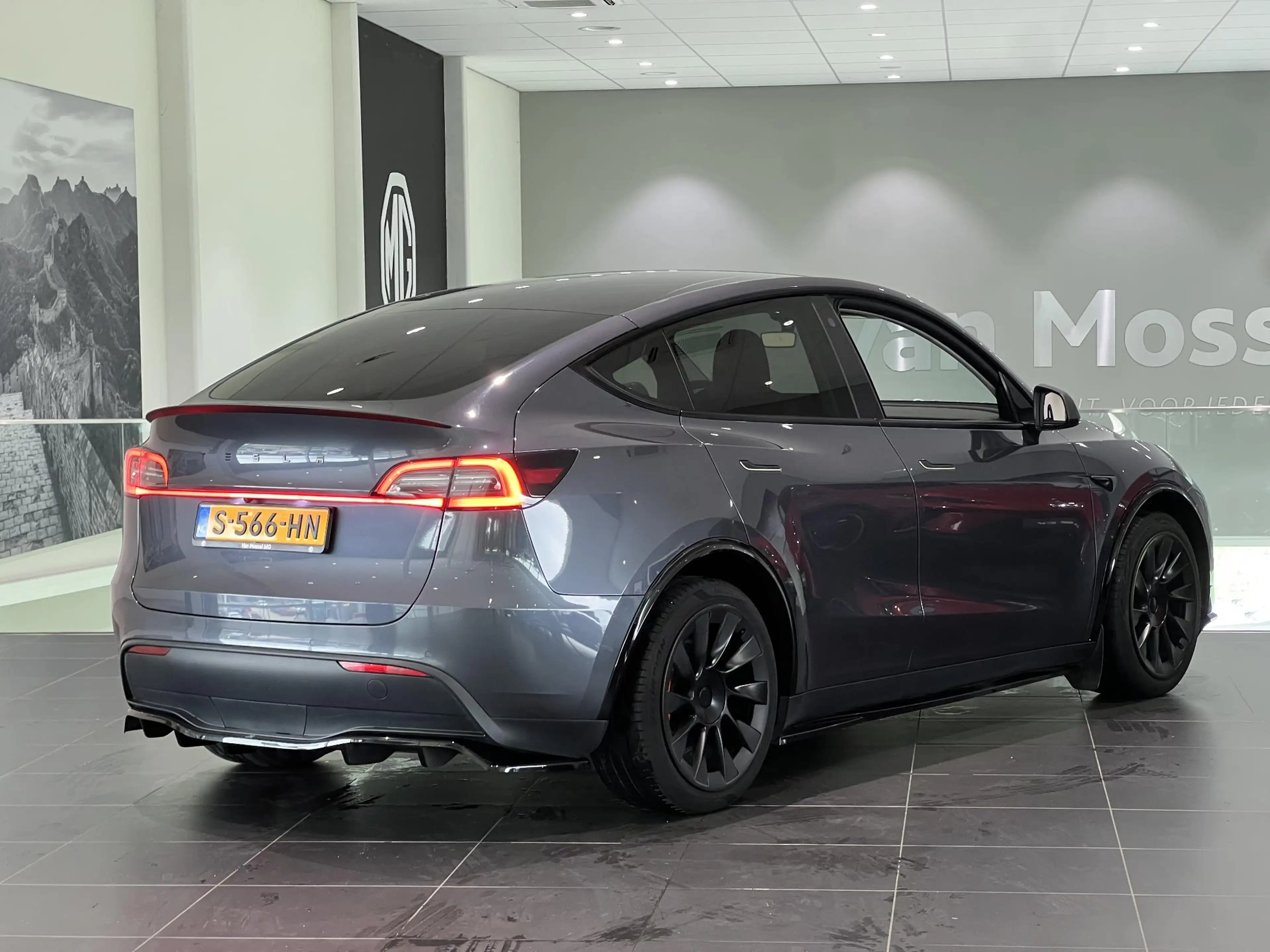 Tesla Model Y Long Range AWD 75 kWh — photo 4