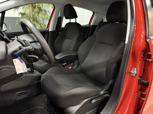 Peugeot 208 view 9