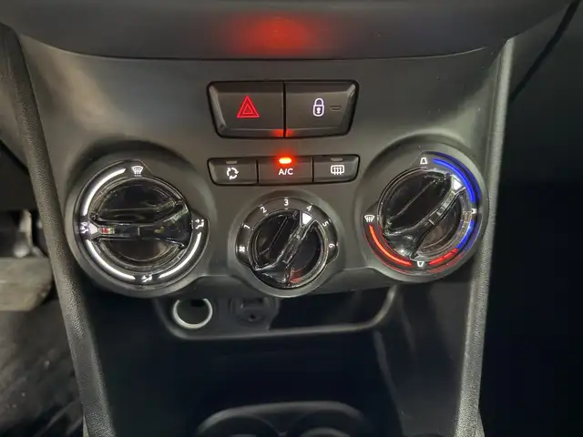 Peugeot 208 view 11