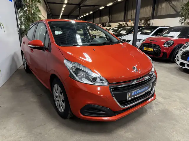Peugeot 208 view 3
