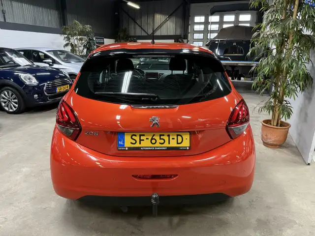 Peugeot 208 view 5