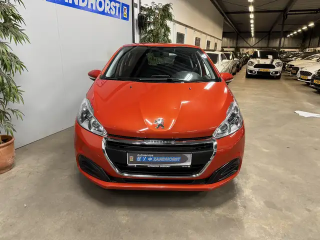 Peugeot 208 view 2