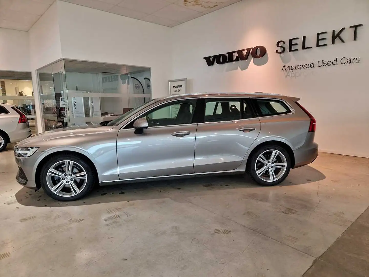 Volvo V60 Momentum Pro D3 Geartronic diesel Grijs - 2