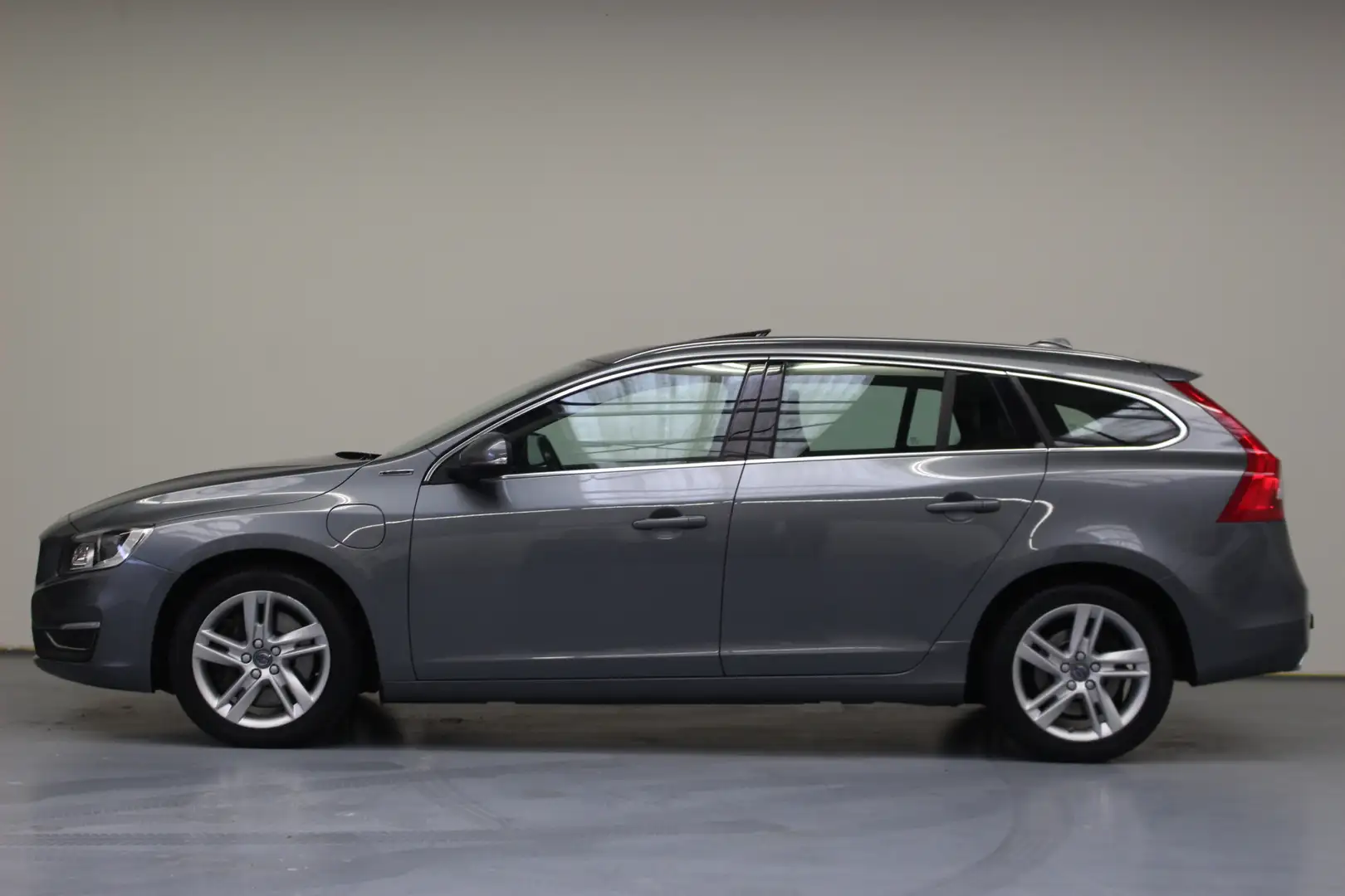 Volvo V60 2.4 D6 Twin Engine Summum | Rijklaarprijs | Trekha Grijs - 2