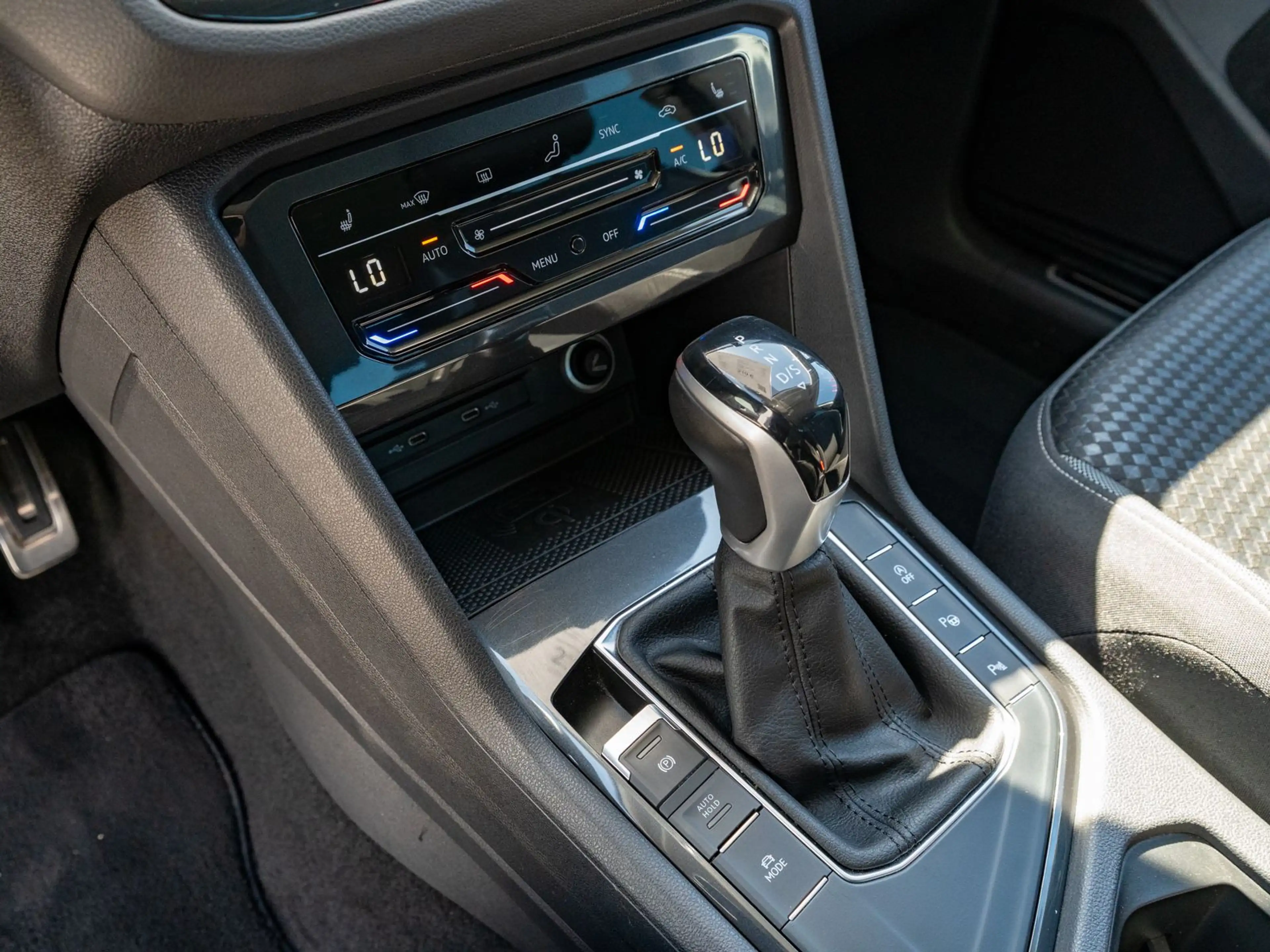 Volkswagen Tiguan Active 1.5 TSI DSG LED Navi RFK SHZ ACC — photo 14