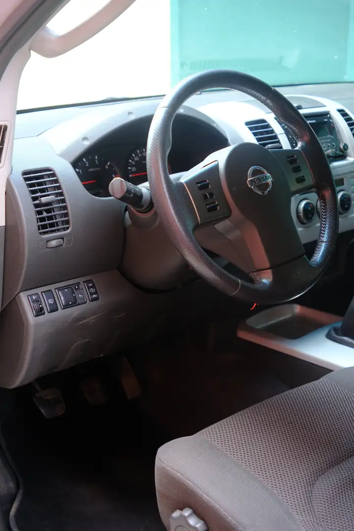 Nissan Navara Navara d.cab 2.5 dci LE 174cv Srebrny - 2