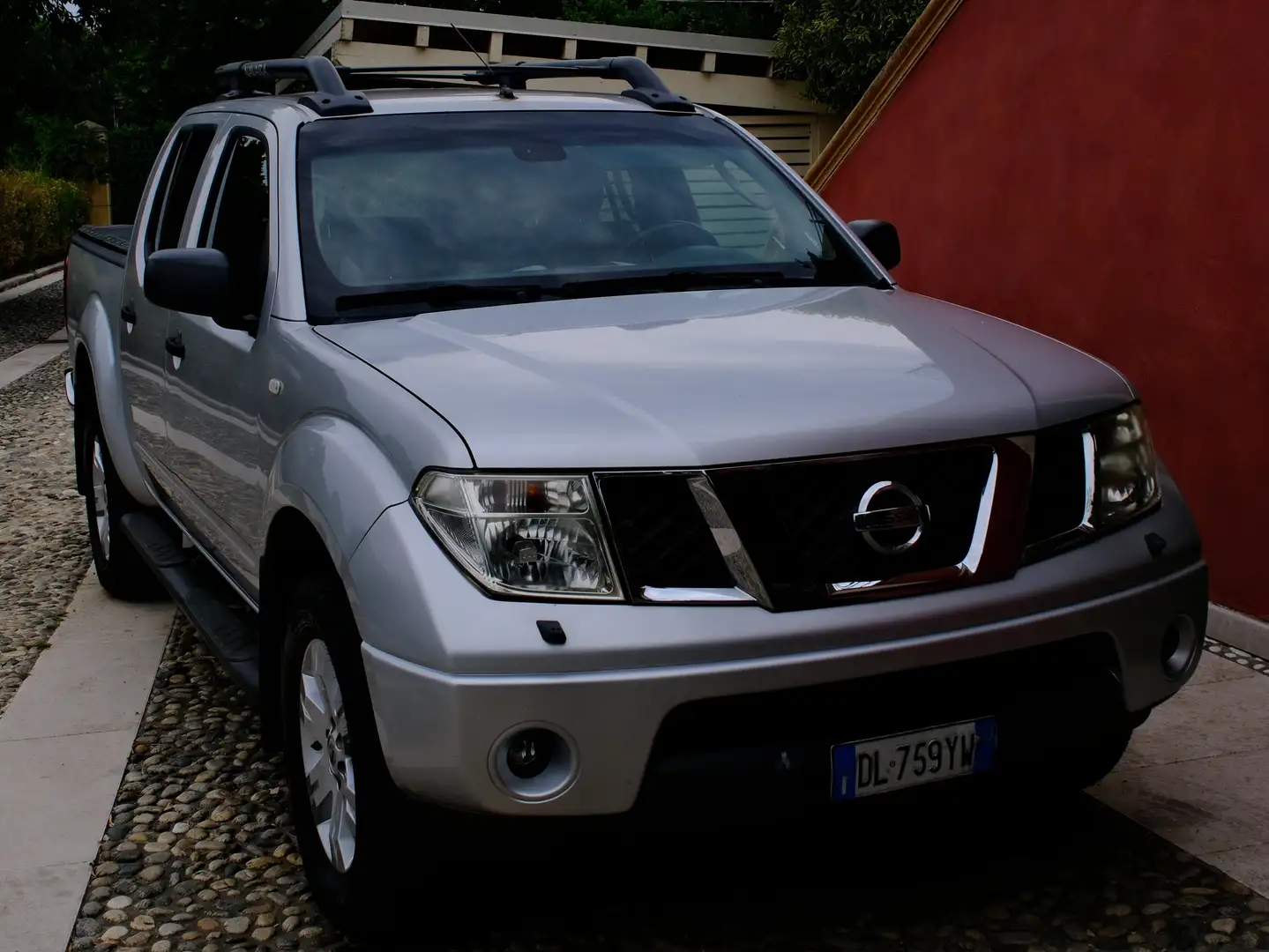 Nissan Navara Navara d.cab 2.5 dci LE 174cv Srebrny - 1