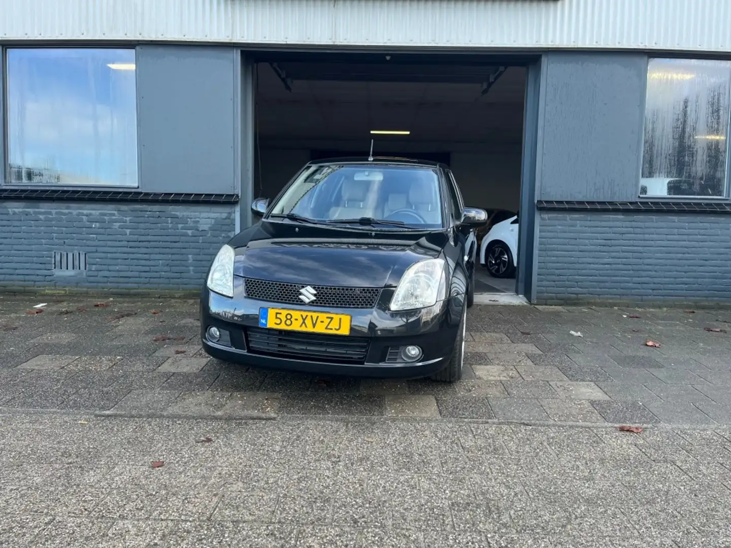 Suzuki Swift 1.5 EXCLUSIVE Schwarz - 2