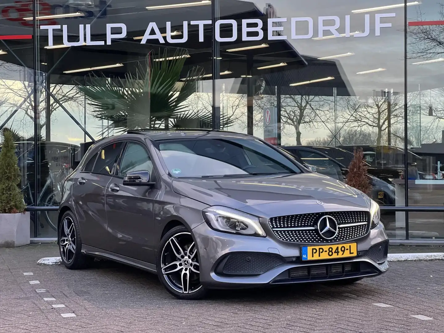 Mercedes-Benz A 180 Business Solution AMG Automaat Dak Nav Gris - 2