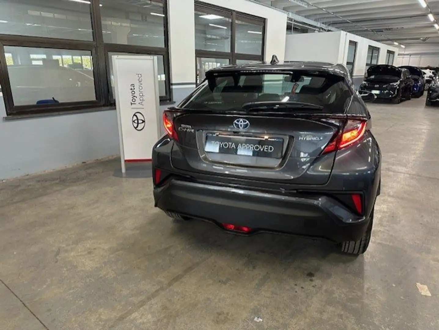 Toyota C-HR 1.8h Business e-cvt Gris - 2